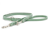 Grüne Lederleine Mono Pop mit geflochtener Struktur und glänzendem Metallkarabiner für Hunde.