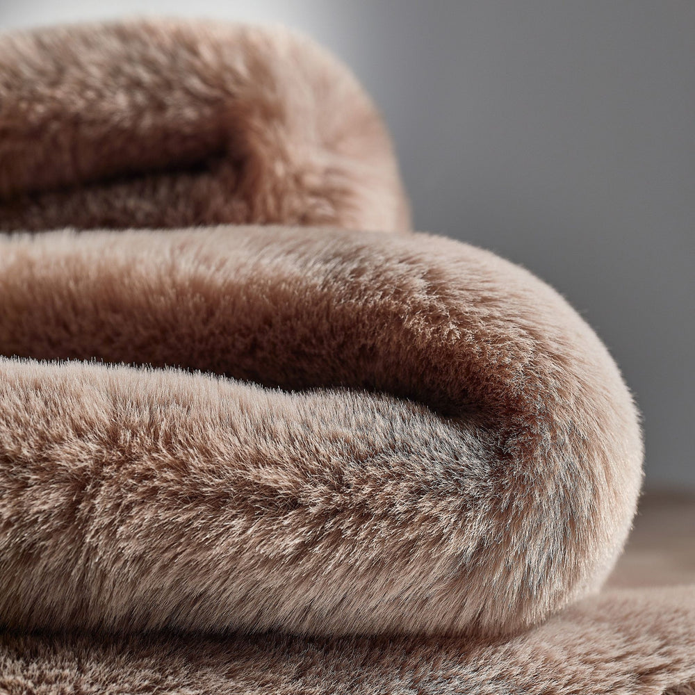Luxuriöse, flauschige Kuscheldecke in Beige, perfekt für eine gemütliche Atmosphäre im Zuhause.