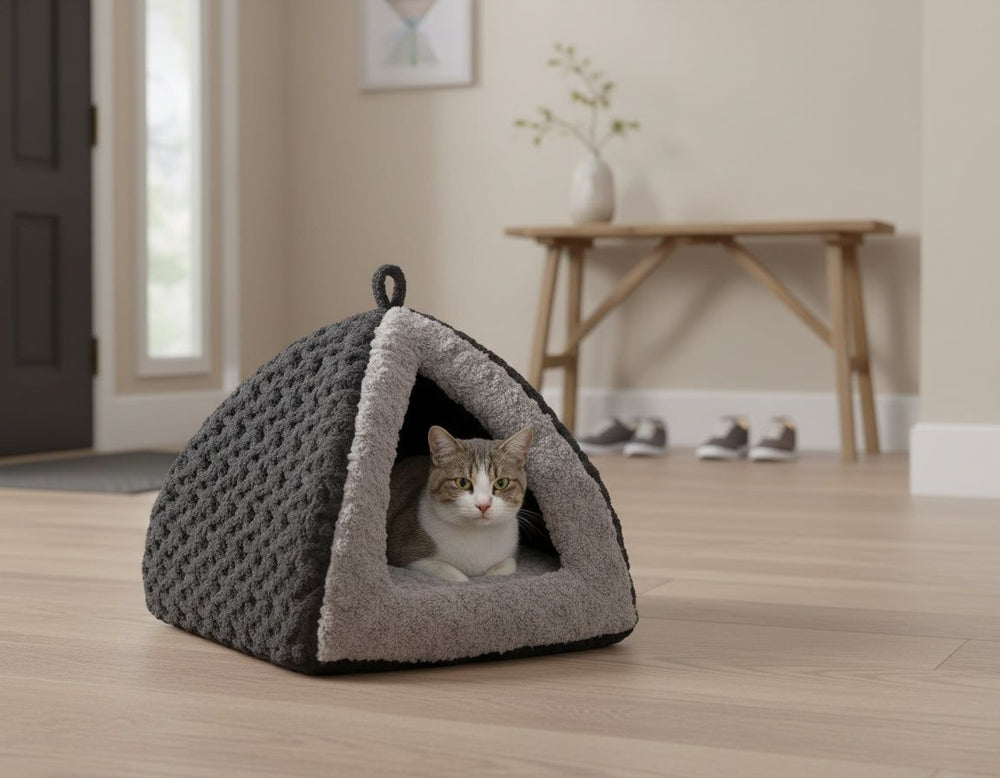 Katzenfreundliche grau Dachhaus-Höhle mit samtiger Oberfläche, ein entspannter Kater sitzt darin.