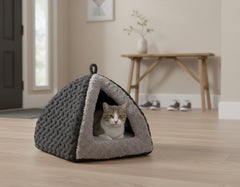 Katzenfreundliche grau Dachhaus-Höhle mit samtiger Oberfläche, ein entspannter Kater sitzt darin.