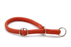 Orangefarbenes Leder-Hundehalsband mit drei silbernen Ringen, rundgenäht im Holi Color Design.