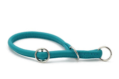 Türkisfarbenes, rundgenähtes Hundehalsband aus Leder mit gepolsterter Oberfläche und silbernen D-Ringen.