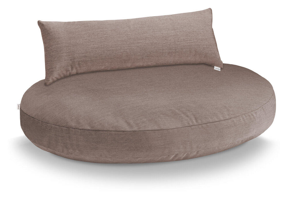 Rundes, gepolstertes Kissen in warmem Braunton mit integriertem Rückenbereich für optimalen Komfort.