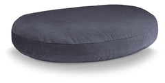 Ovales, dunkelgraues Sitzkissen mit gepolsterter, bauchiger Form auf neutralem Hintergrund.