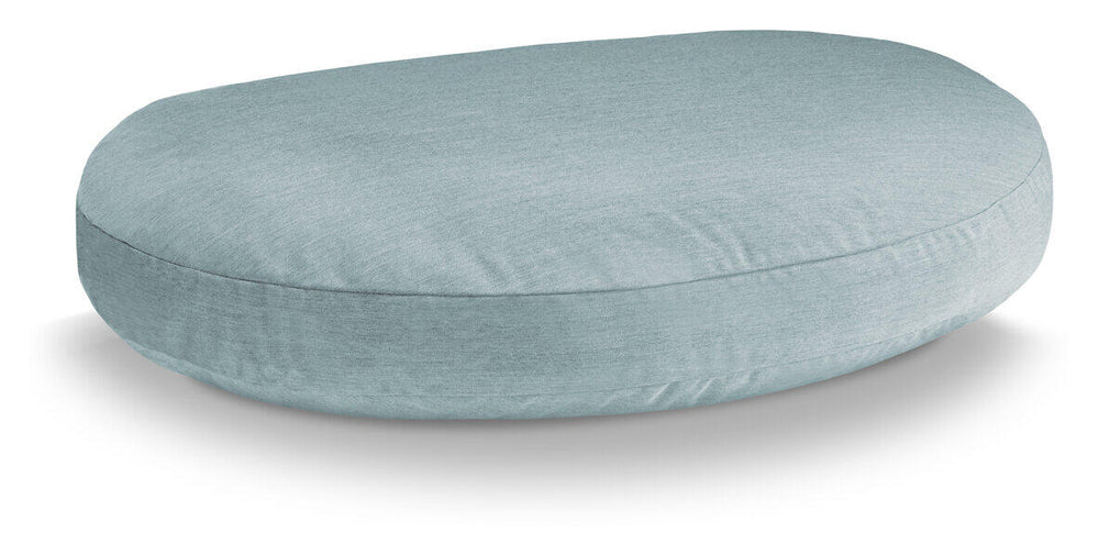 Ovales, hellblaues Kissen aus glattem Material für das LUNA LOUNGE SET, ideal für stilvolle Entspannung.