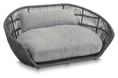 Ovales Design-Hundebett TUDOR in Dunkelbraun mit grauem Polster und Kissen für modernen Komfort und Stil.