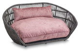 Modernes ovales Hundebett ALLURE mit geflochtenem grauem Material und rosa gepolstertem Kissen für optimalen Komfort.