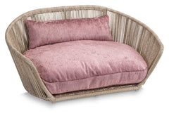 Gemütliches rundes Design-Hundebett ALLURE von VOGUE mit plüschigem Kissen in zartem Rosaton und geflochtenem Material.