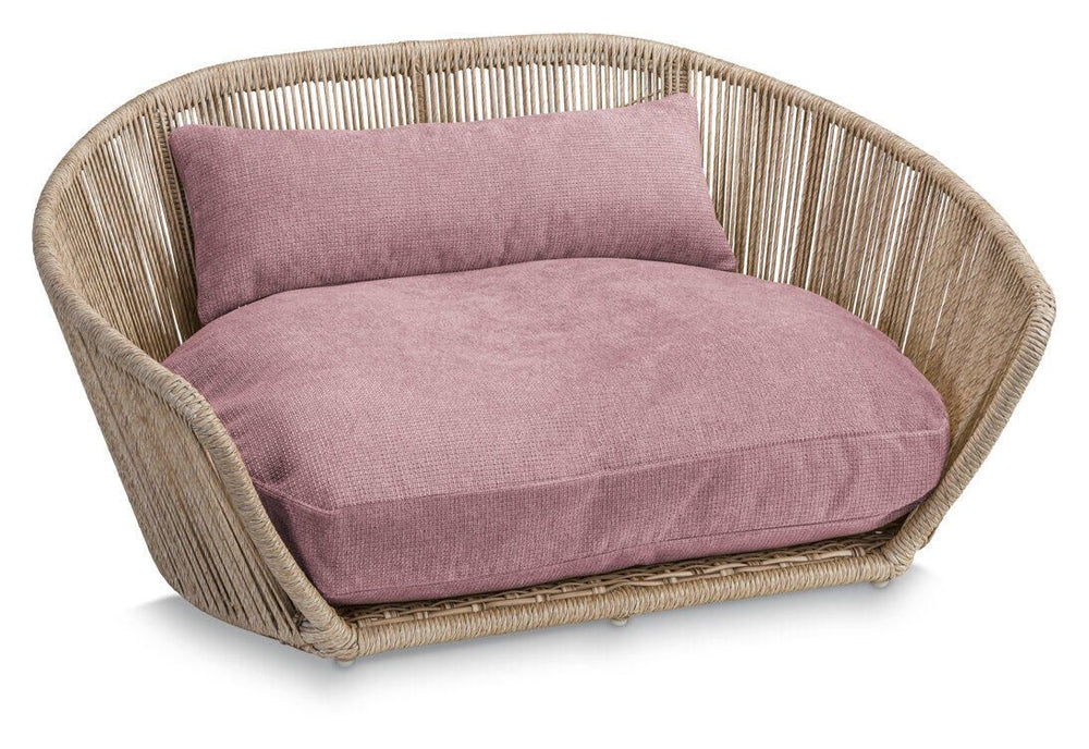 Stylisches Hundebett TUDOR in rundem Rattan-Design mit gepolstertem Kissen in zartem Rosaton.