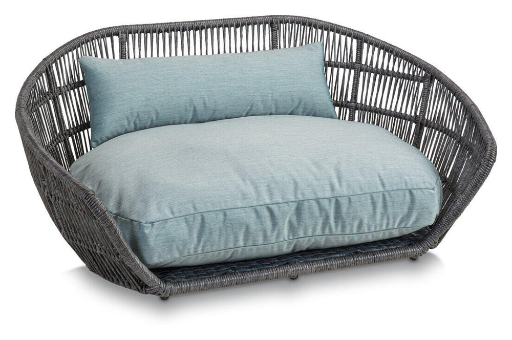 Modernes halbkreisförmiges Hundebett CHIC mit geflochtenem Material und hellem Kuschelkissen für optimalen Komfort.