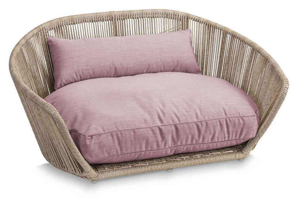 Gemütliches, modernes Hundebett im Schalen-Design aus natürlichen Materialien mit roséfarbenem Polster.