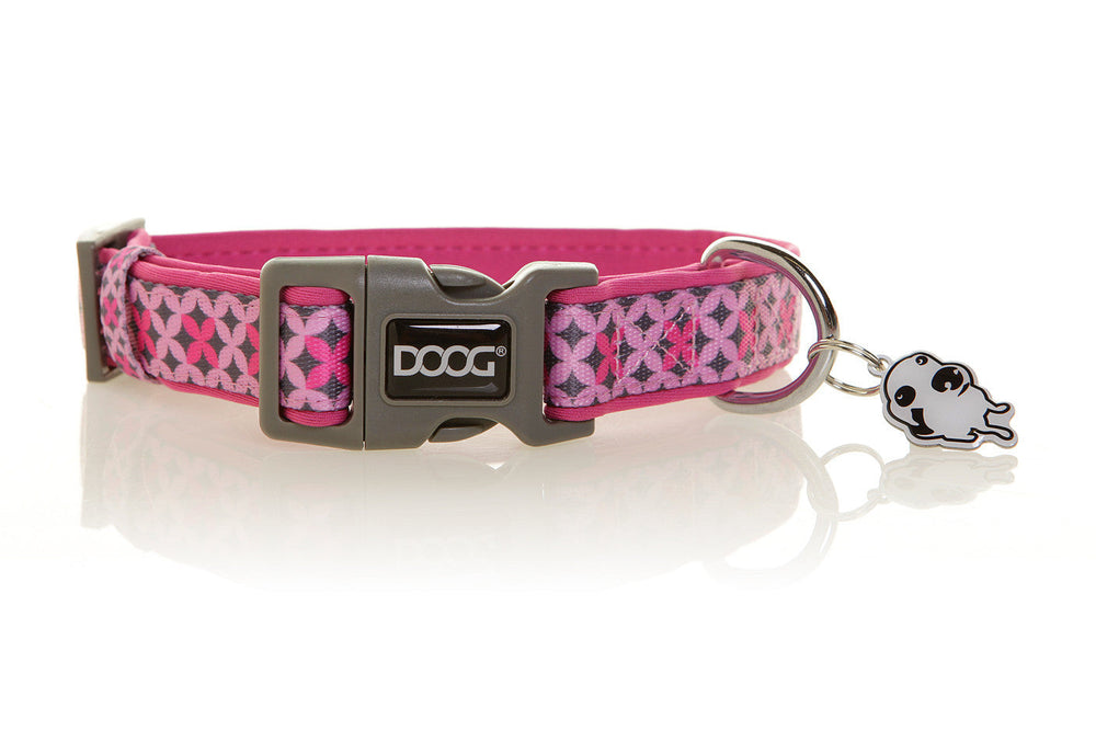 Pinkes Neoprene Halsband für Hunde mit robustem Muster, Schnalle und Tiermotiv-Anhänger. Strapazierfähig und verstellbar.