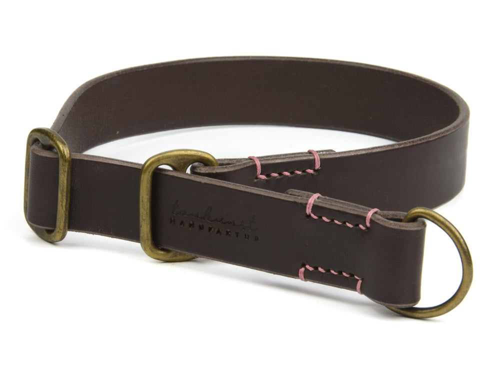 Eleganter brauner Ledergürtel aus Leder mit goldenen Schlaufen und pinken Nähten für stilbewusste Träger.