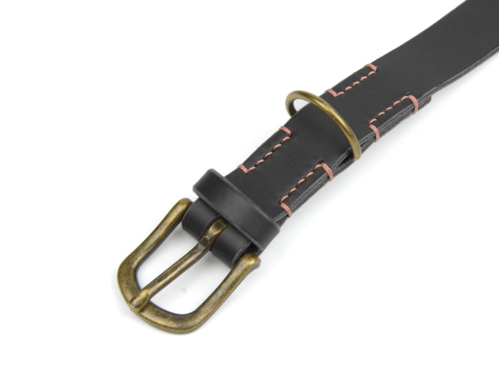 Schwarzes Lederhalsband "Waldgeist" mit bronzefarbenem Schnallenverschluss und rosa Nähten für zusätzlichen Halt.