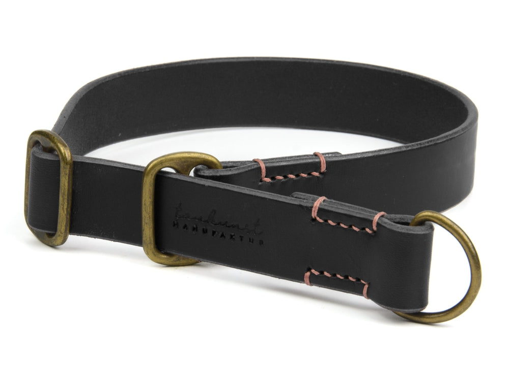 Schwarzes Lederhalsband "Waldgeist" mit goldenen Metallschließen und eleganter rosé Naht für stilvolle Hunde.
