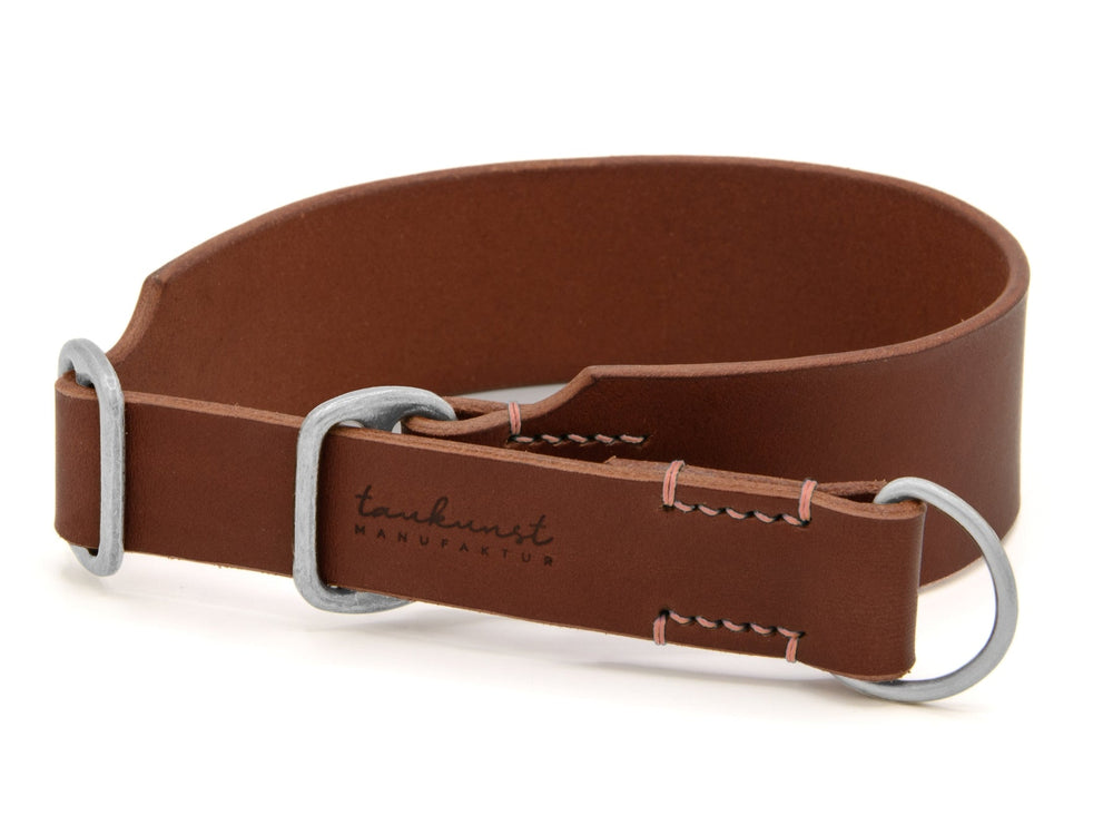 Braunes Lederhalsband "Waldgeist" mit silberner Schnalle und feinen Nähten, ideal für stilvolle Hunde.