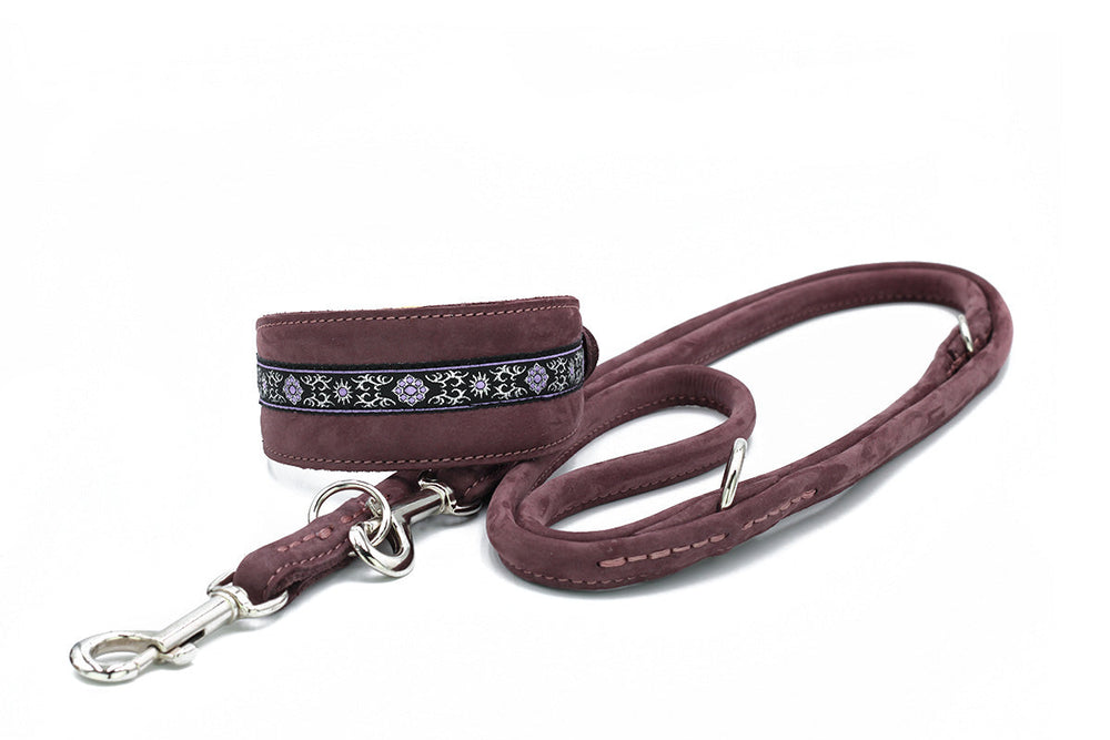 Elegante Hundeleine aus braunem Samt mit floralem Streifen und robustem Metallkarabiner für stilvolle Ausgänge.