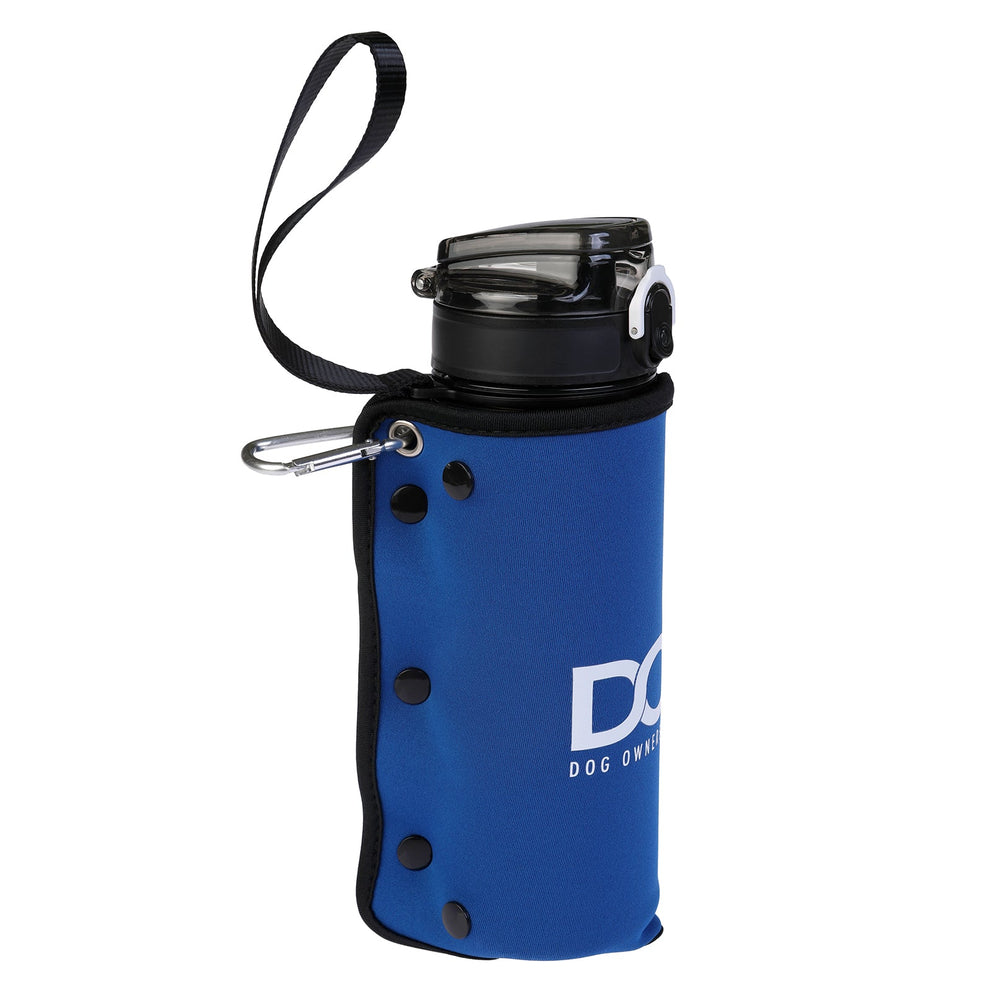 Blaue DOOG 3-in-1 Wasserflasche mit schwarzem Neoprenüberzug, ausklappbarem Trinkverschluss und Karabinerhaken.