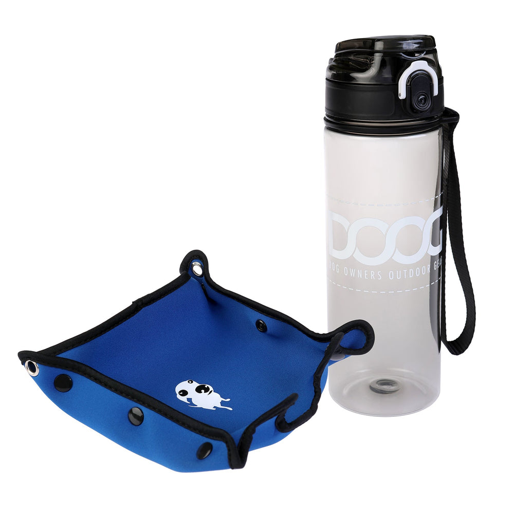 Transparente DOOG 3-in-1 Wasserflasche mit schwarzem Deckel und Trageband, neben blauer Fressnapfunterlage mit Motiv.