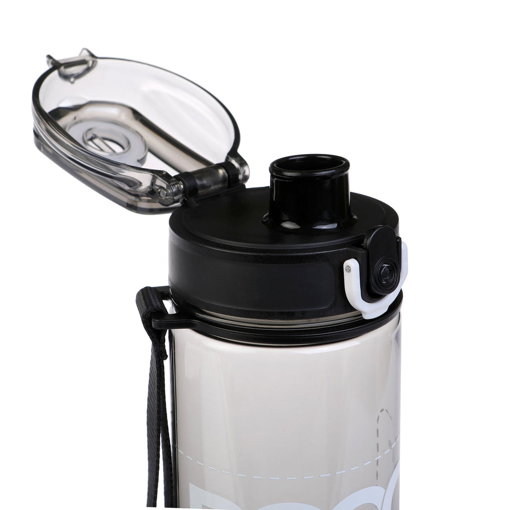 Transparente DOOG Wasserflasche mit schwarzem Klappdeckel und Trageband für praktische Nutzung unterwegs.