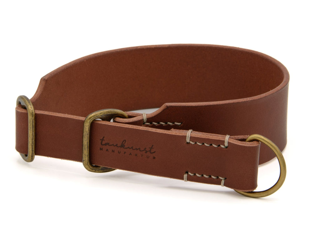 Braunes Lederhalsband mit minimalistischem Design und Metallringen, beschriftet mit "tankunst MANUFAKTUR".