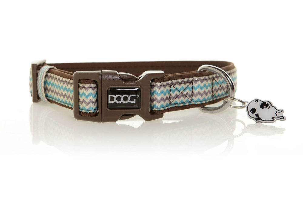 Ein Neoprene-Hundehalsband mit geometrischem Muster in Blau und Beige, brauner Kunststoffschnalle und rundem Metallring.