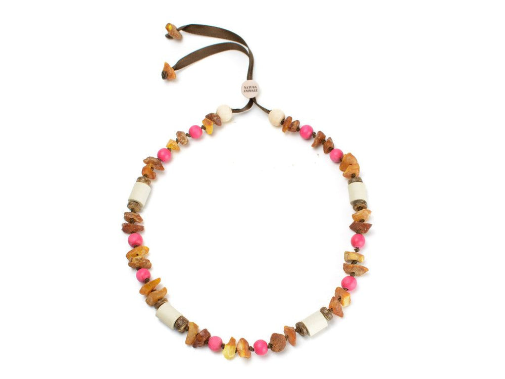 Handgefertigte Bernsteinkette Rosari in Pink mit erdtonalen Steinen und pinkfarbenen Perlen. Schöner Schmuck für jeden Anlass.