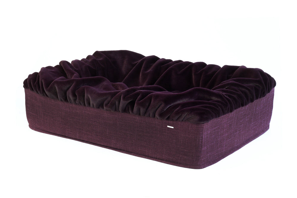 Hundebett Buddelbox® in dunkelviolett mit gepolsterter, rüschiger Oberfläche und strukturierten Seiten für maximalen Komfort.
