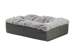 Rechteckiges Hundebett Buddelbox® in grau mit samtweichem Außenmaterial und flauschigem Innenpolster für höchsten Komfort.