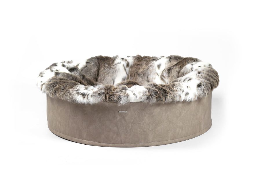 Rundes Hundebett mit hellbrauner Außenfläche und weichem grauen Innenfutter für optimalen Komfort. Ideal für entspannte Hunde.