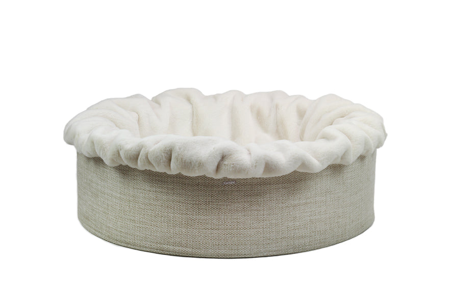 Hunde-Schlafkörbchen in Beige mit cremefarbenem Innenfutter und plissiertem Rand für gemütliche Ruhe.