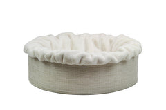 Hunde-Schlafkörbchen in Beige mit cremefarbenem Innenfutter und plissiertem Rand für gemütliche Ruhe.