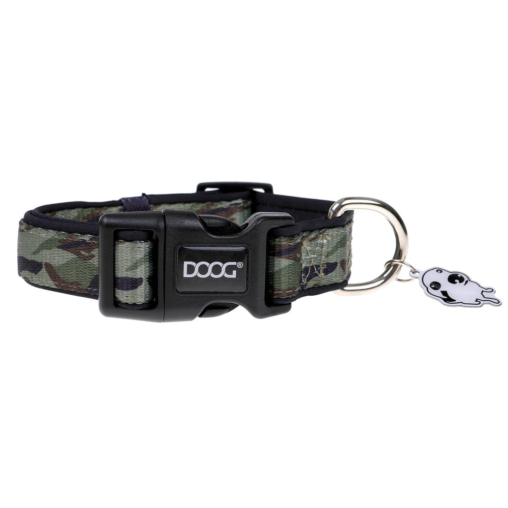 Hundehalsband aus Neopren im Camouflage-Design mit schwarzer Schnalle und geisterförmigem Anhänger.