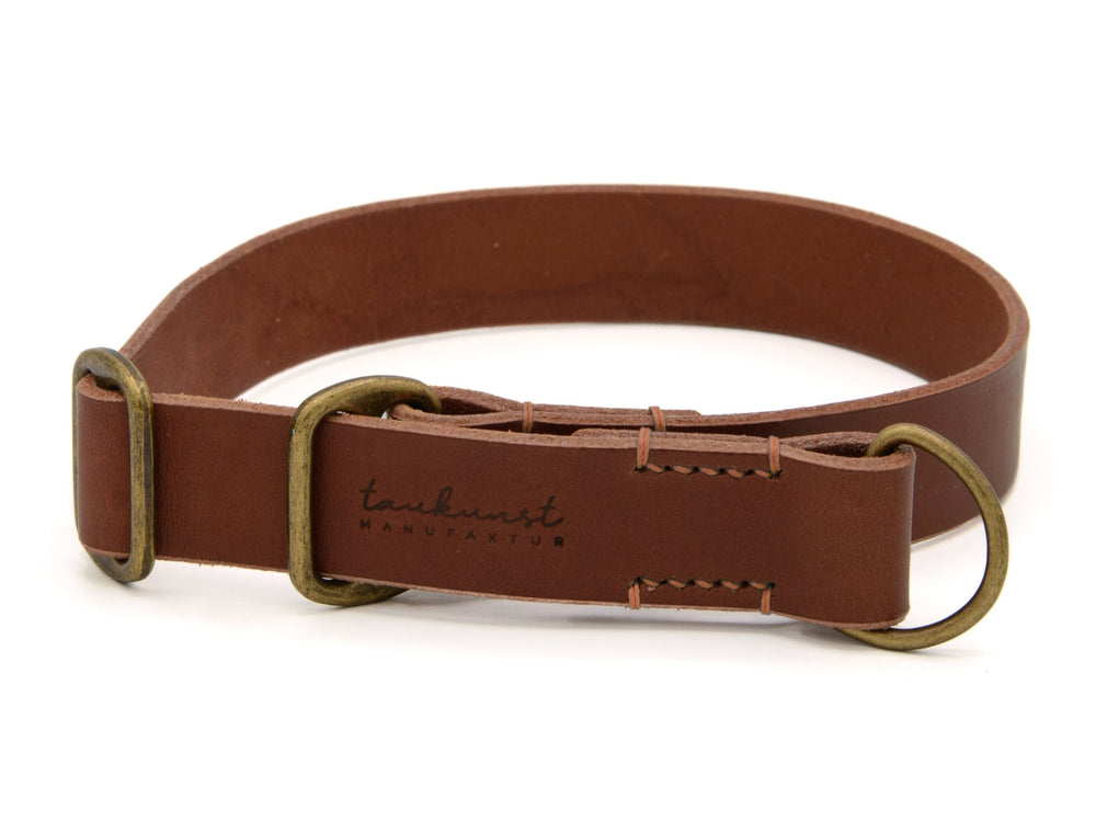 Braunes Lederhalsband mit Metallringen, Schnalle und "tankunst MANUFAKTUR"-Aufschrift, schlichtes Design für Hunde.