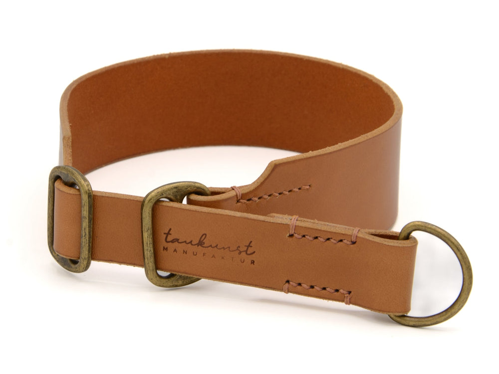 Brauner Ledergürtel mit D-Ringen und Antikmessing-Schnalle im minimalistischen Design. Ideal für stilvolle Outfits.
