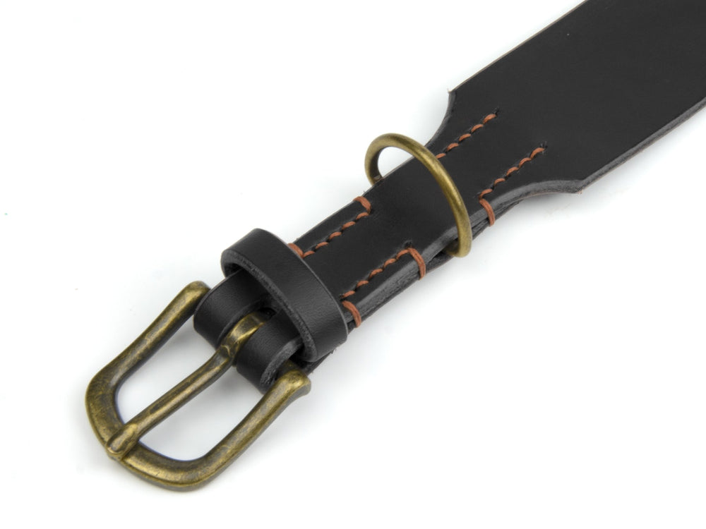 Schwarzer Ledergürtel mit bronzefarbener Schnalle und brauner Naht für einen eleganten Look