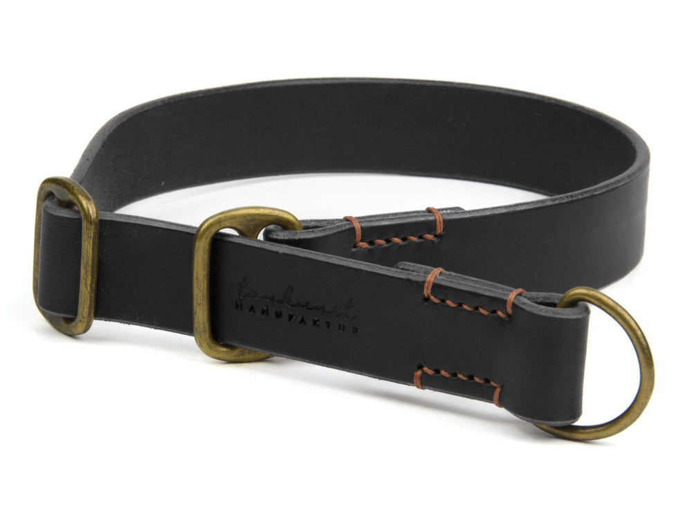 Schmaler schwarzer Lederhalsband mit Messingbeschlägen und orangefarbener Naht für Hunde. elegantes Design für Waldgeist.