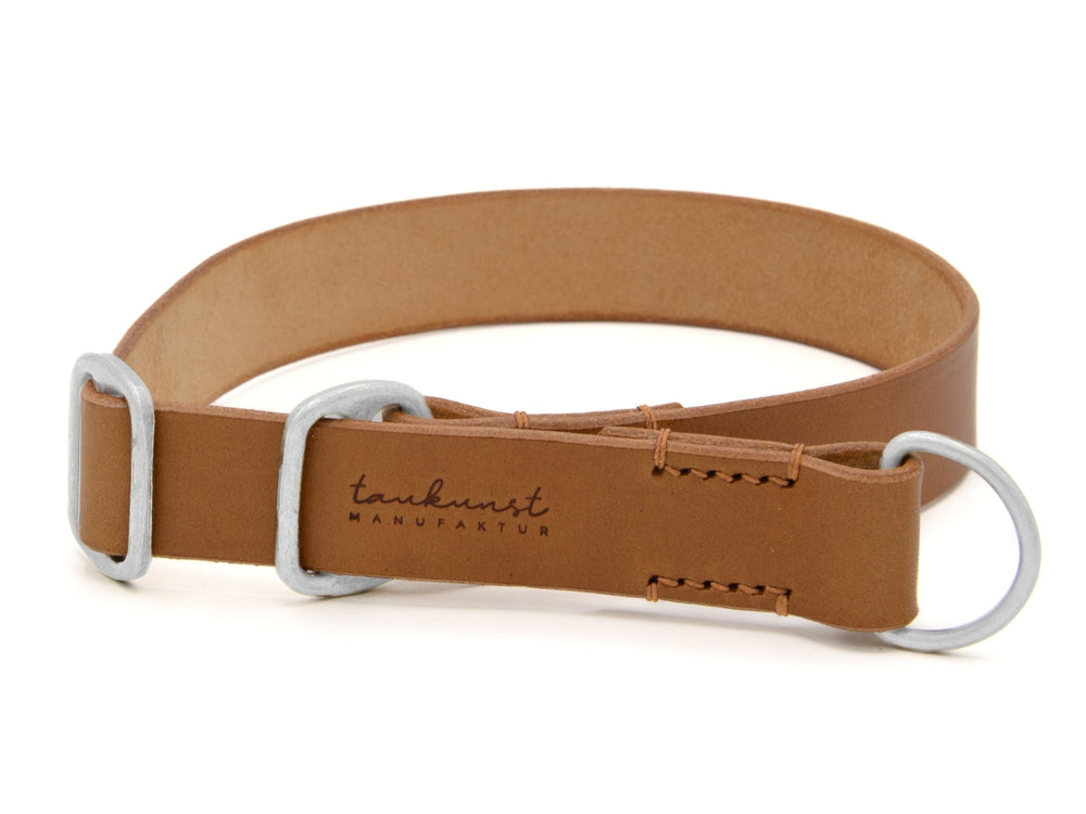 Schmales braunes Lederhalsband mit silbernen Ringen und Prägung „tankunst MANUFAKTUR“ für Hunde.