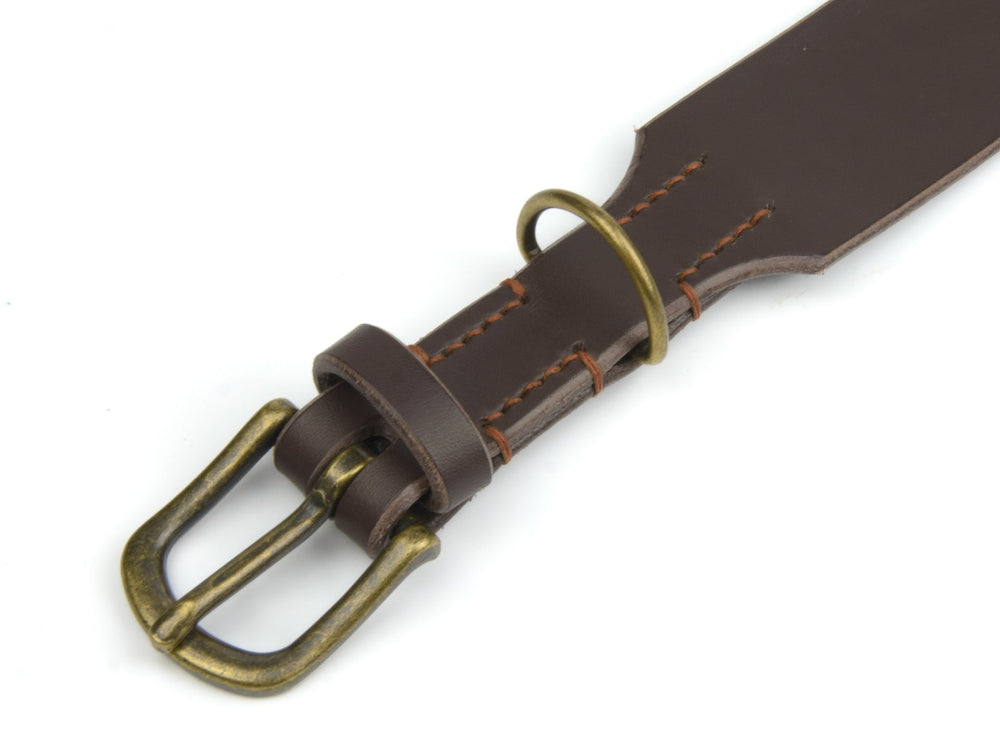 Braunes Lederhalsband "Waldgeist" mit antiker Metallschnalle und D-Ring, elegant mit feiner Kontrastnaht.