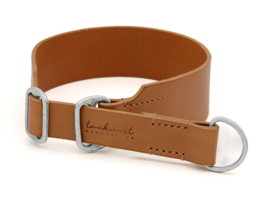 Schmaler brauner Ledergürtel mit silberner Metallschnalle und D-Ring, aus hochwertigem Leder gefertigt.