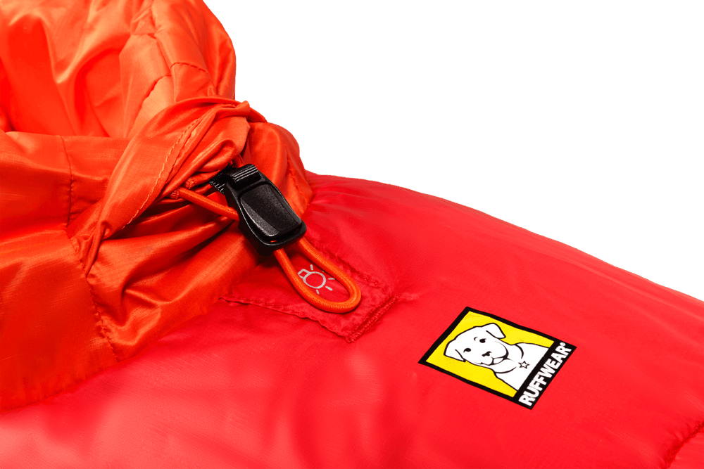 Orangefarbener Schlafponcho für Hunde mit verstellbarem Kordelzug und gelbem Logo, wetterfest und stylisch.