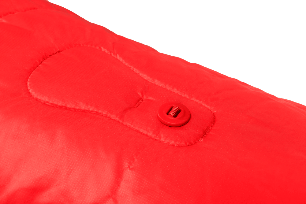 Roter Palisades™ Schlafponcho mit gepolsterter Oberfläche und kontrastfarbigem Knopf in der Mitte.