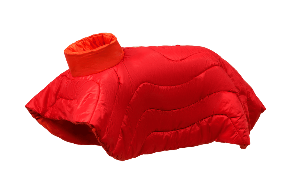 Roter, gepolsterter Hundemantel Palisades™ mit hohem Kragen und Platz für Vorderbeine, ideal für Wärme und Schutz.