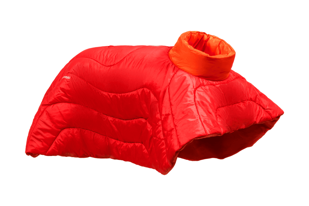 Roter Hundemantel mit hohem orangefarbenem Kragen, gefüttert und gepolstert für optimale Wärme und Komfort.