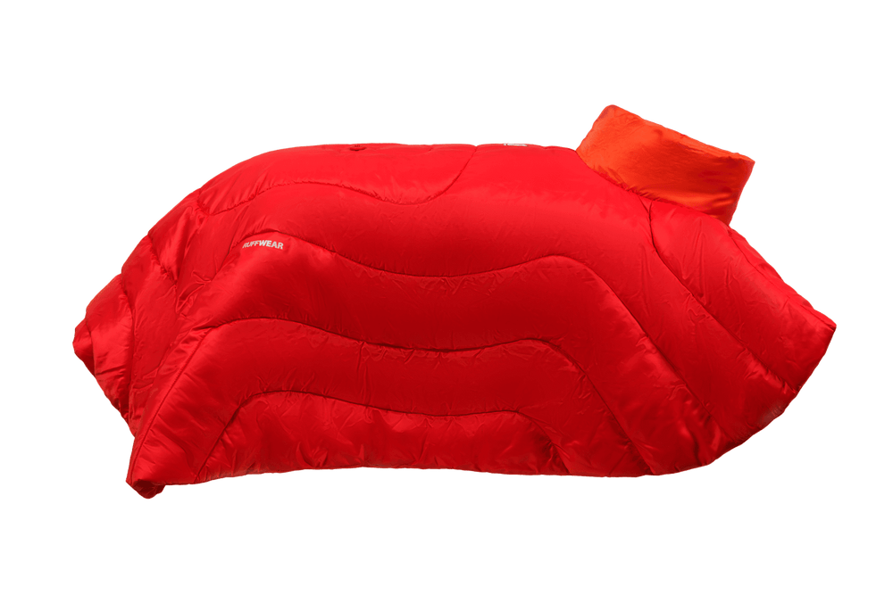 Roter Palisades™ Schlafponcho für Hunde mit orangefarbenem Kragen, gepolstert für optimale Wärmeisolierung und Komfort.