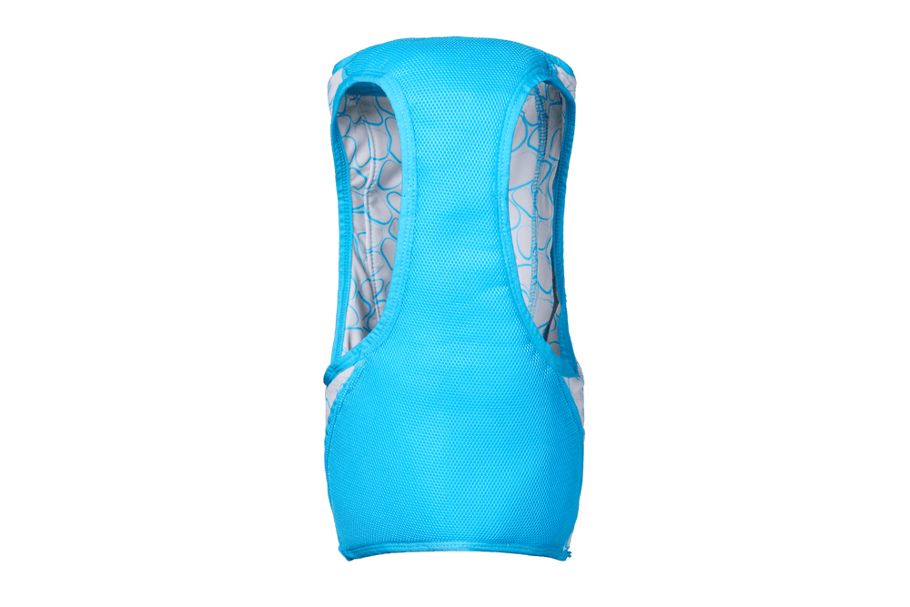 Kühlende Hundeweste Swamp Cooler Zip™ in hellblauem Mesh mit racerback Schnitt für optimaleAtmungsaktivität und Komfort.