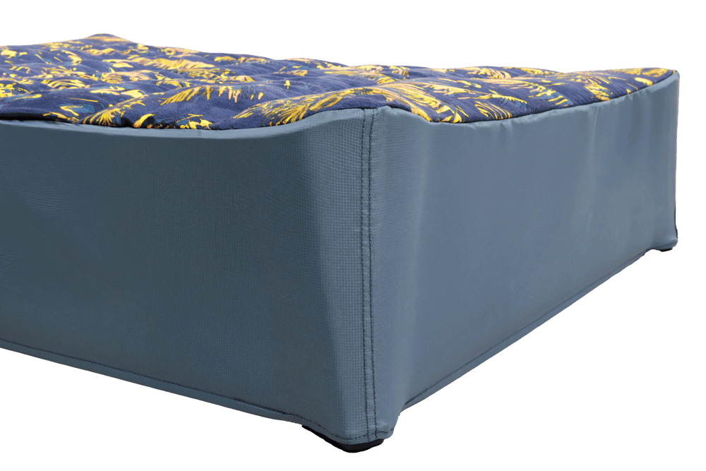 Seitliche Ansicht des Mt. EverRest™ Hundebett Bezugs in Blau mit tropischem Pflanzenmuster und klar definiertem Rand.