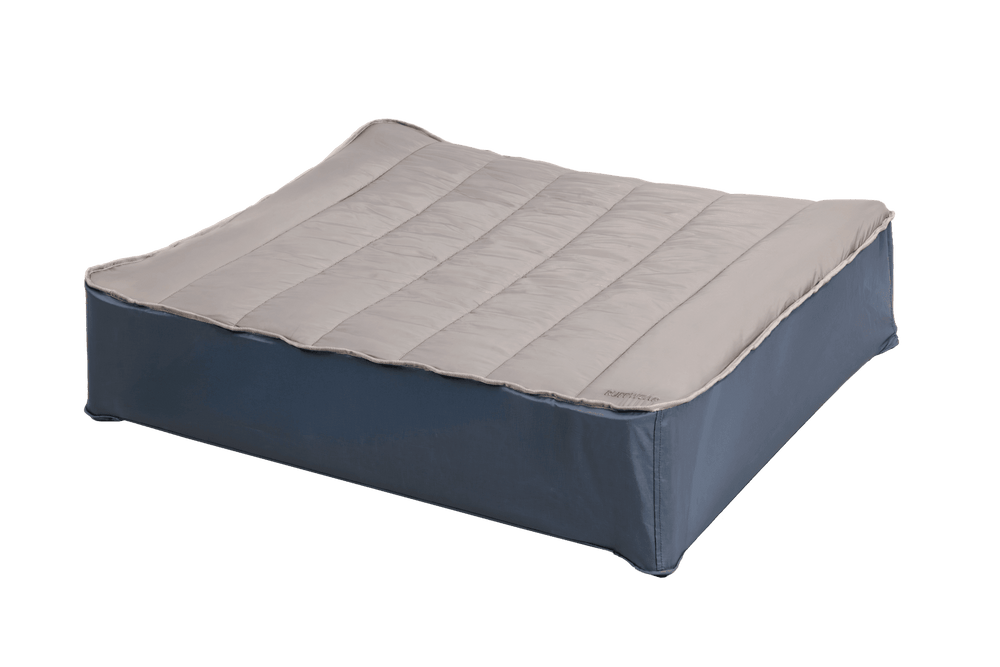 "Quadratisches Mt. EverRest™ Hundebett mit grauem Obermaterial und dunkelblauen Seiten, ideal für komfortable Tierlaube."