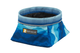 Faltbare Ruffwear Hundenapf in Blautönen, wasserabweisend, ideal für unterwegs und einfach verstaubar.