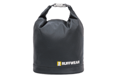 Schwarzer wasserdichter Ruffwear Beutel, rund mit Tragegriff und strapazierfähigem karierten Design. Ideal für Outdoor-Abenteuer.